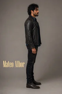 Mateo Albor — Full body, right profile